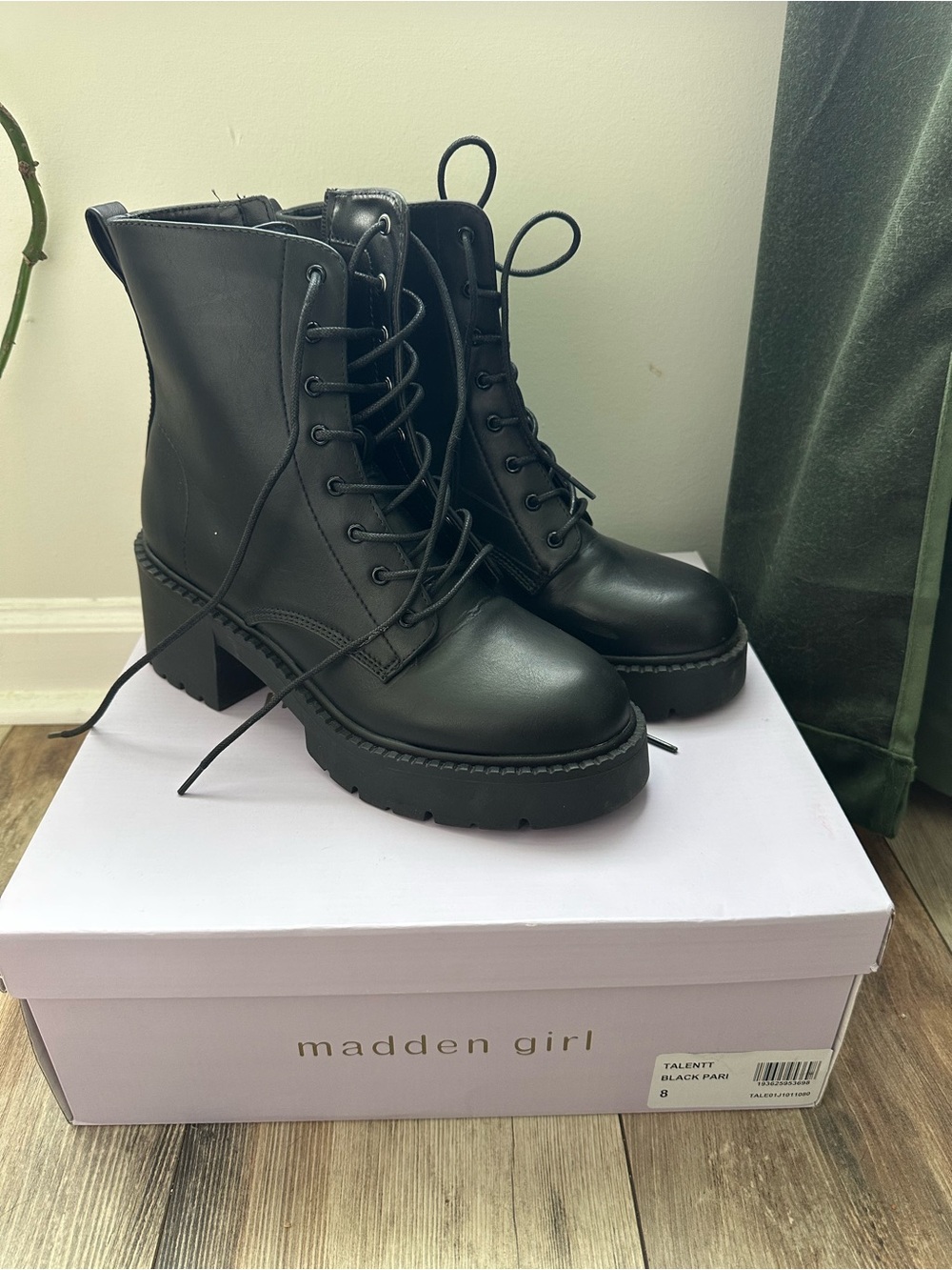 Madden Girl TALENTT Black Platform Combat Boots Lace Up Size 8